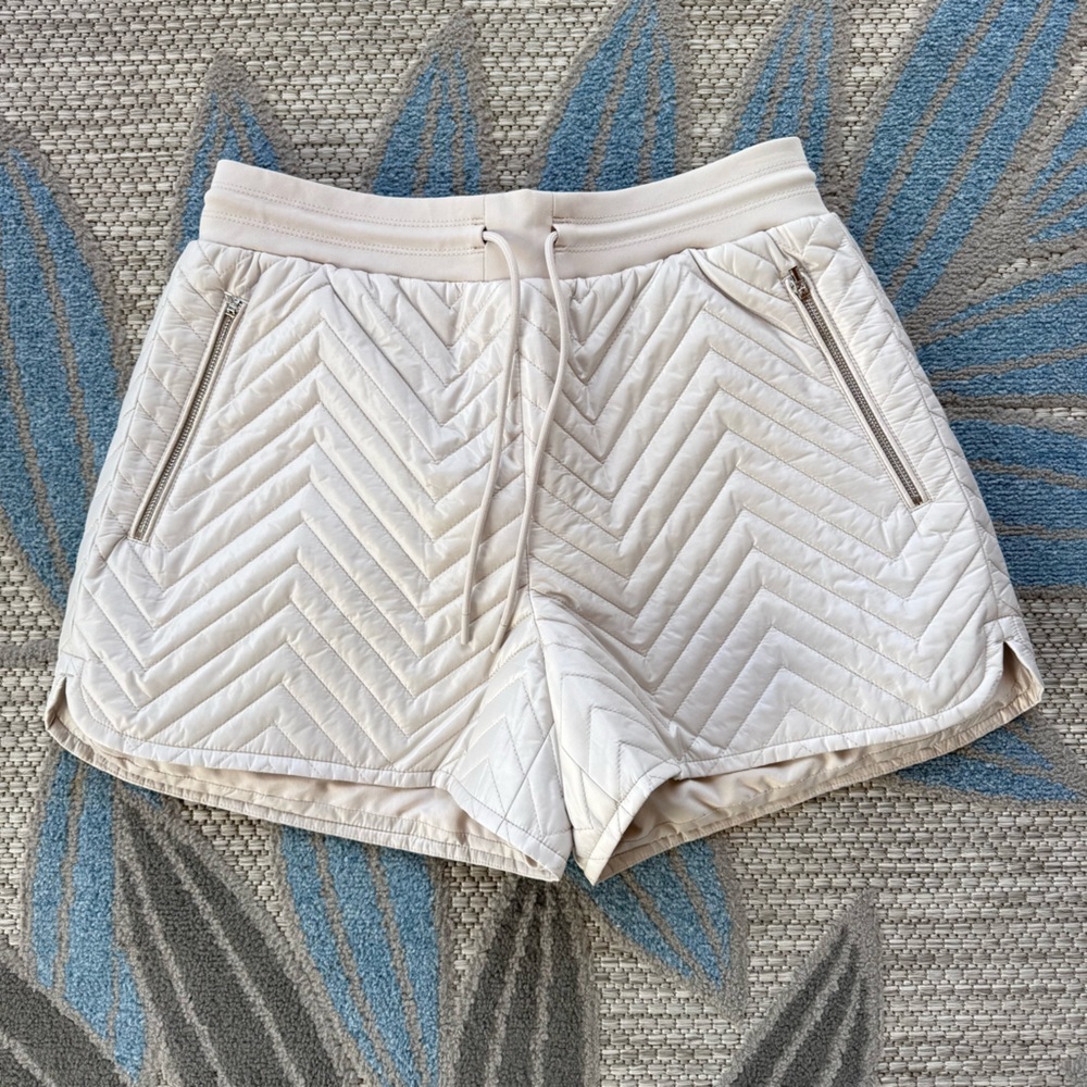 Athleta Women’s Apres Ski Shorts Quilted Puffer Cream Size 6 Drawstring